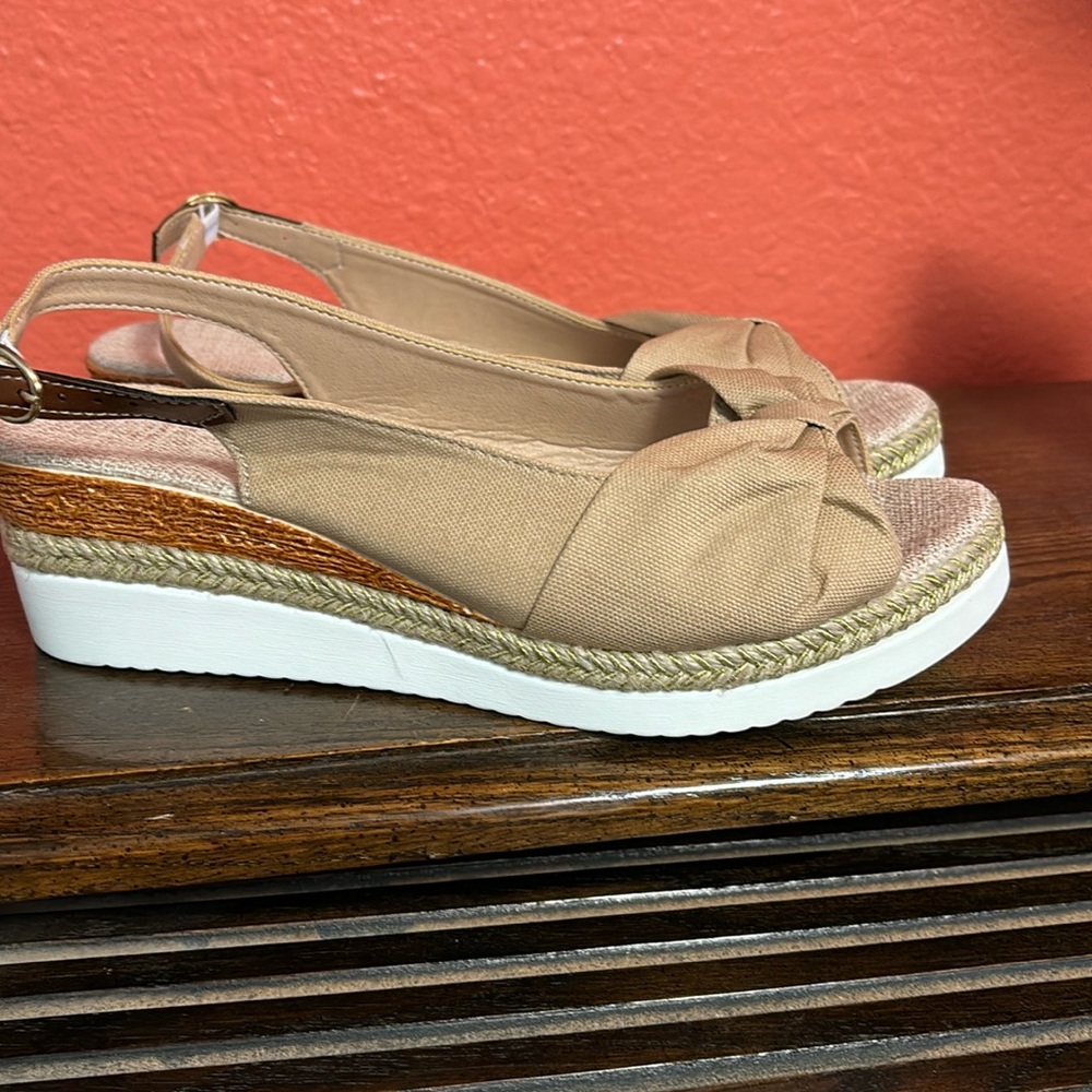 Brand new! Beautiful women’s casual sandals